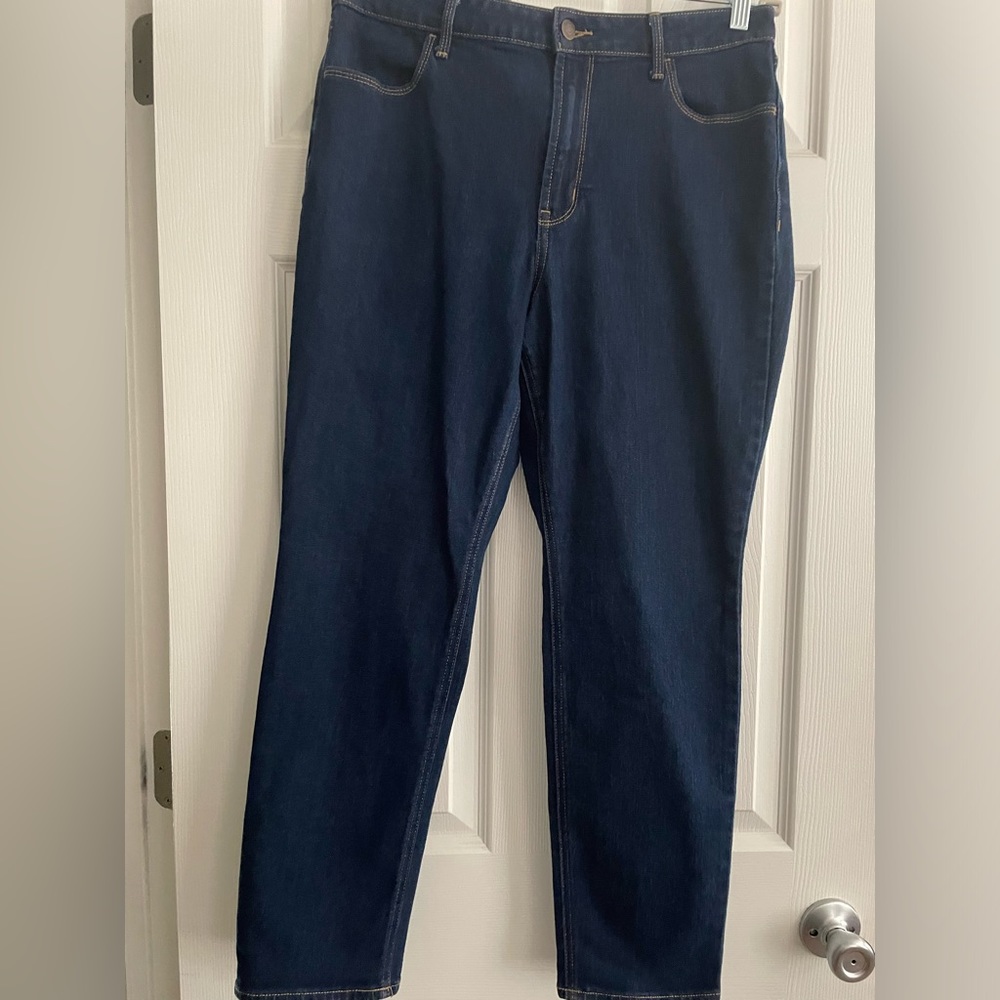 Size 14 short Old Navy Wow Straight ladies jeans 💙 Worn a few times.